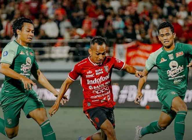Bali United menang 2-0 atas Persebaya Surabaya di Liga 1 2024-2025.