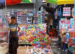 Pasar Asemka Ramai dengan Penjualan Trompet dan Kembang Api