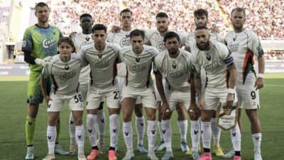 Para pemain Venezia kala berlaga.