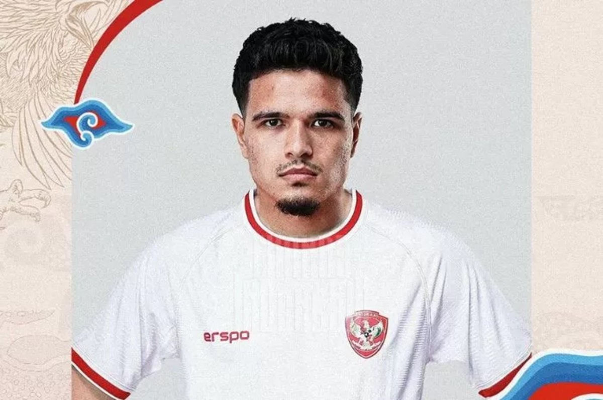 Ragnar Oratmangoen kala membela Timnas Indonesia.