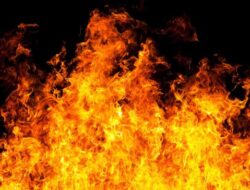 Petasan Picu Kebakaran di Kantor Lurah dan Rumah Semi Permanen