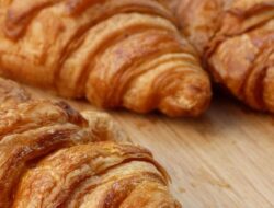 Cara Makan Croissant yang Tepat agar Tidak Salah Langkah