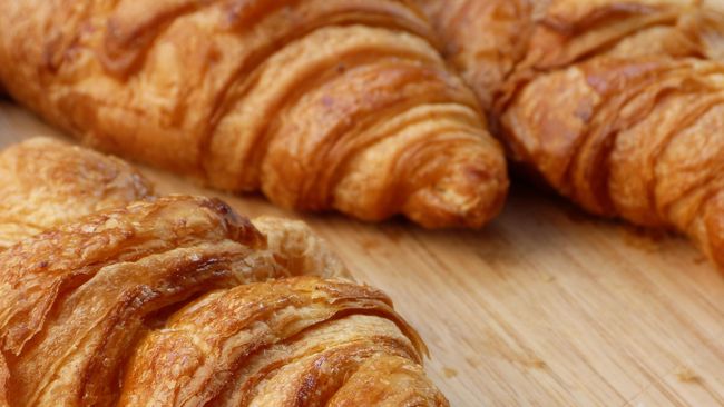 Ada dua kesalahan umum makan croissant yang sering dilakukan banyak orang.