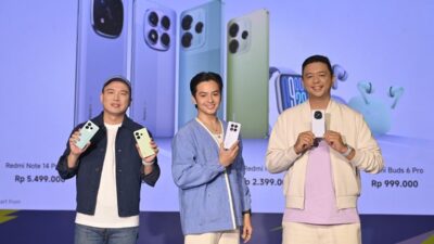 Wentao Zhao, Country Director Xiaomi Indonesia (ki); Aktor Angga Yunanda (tgh); dan Andi Renreng, Marketing Director Xiaomi Indonesia (ka) di Launch Event Redmi Note 14 Series, 24 Januari 2025.