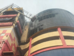9 Karyawan Dievakuasi dari Glodok Plaza yang Terbakar