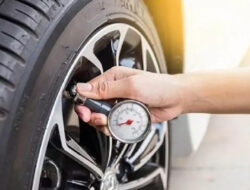 Pengendara Dilarang Turunkan Tekanan Ban Saat Hujan, Ini Penjelasannya