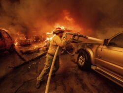 Kebakaran Memicu Ledakan Gas di Los Angeles, Warga Panik Evakuasi