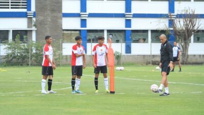 Nova Arianto memimpin latihan dalam TC Timnas Indonesia U-17 di Kota Bandung