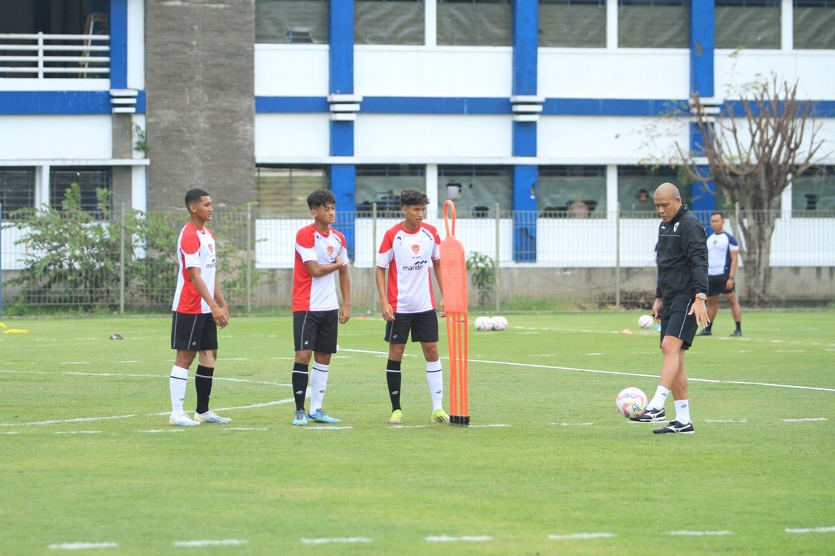 Nova Arianto memimpin latihan dalam TC Timnas Indonesia U-17 di Kota Bandung