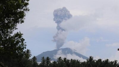 Gunung Ibu Erupsi