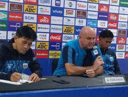 Hodak Akui Lini Tengah Persib Kalah Kelas dari Dewa United
