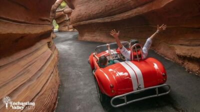 Berwisata ke Taman Safari dan berkunjung ke destinasi baru di Enchanting Valley.