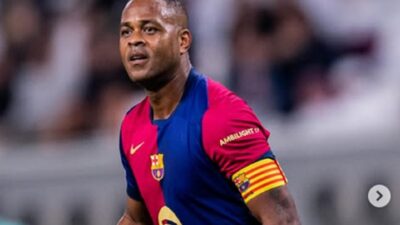 Patrick Kluivert saat berduel dengan Luis Milla di El Clasico Legends pada 29 November 2024.