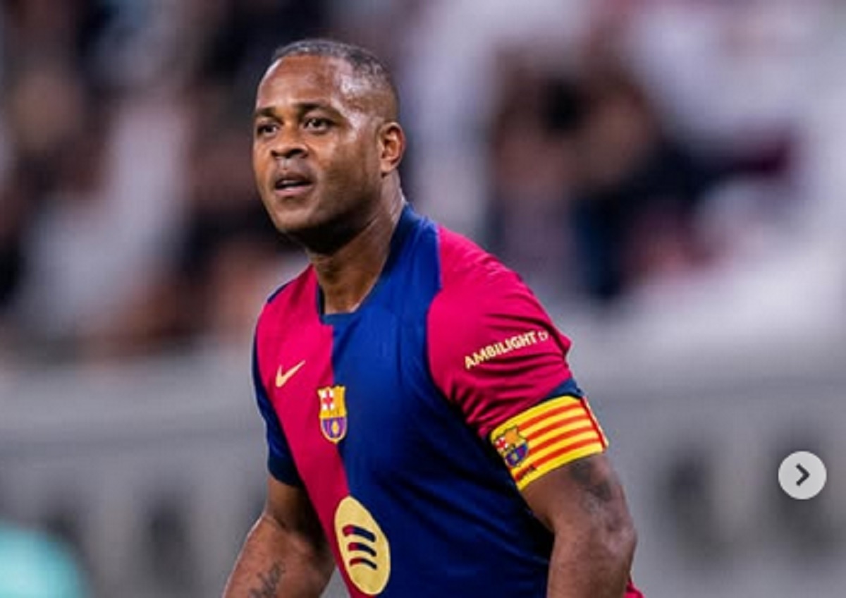 Patrick Kluivert saat berduel dengan Luis Milla di El Clasico Legends pada 29 November 2024.