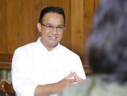 Bawa Buku Revolusi, Anies Baswedan Beri Motivasi untuk Tom Lembong