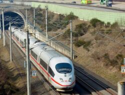 Pria Berisiko Nyawa Gantungkan Diri di Kereta, Selamat Setelah 30 km