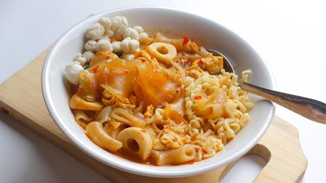 Seblak dan bakso disebut jadi penyebab ribuan remaja putri di Karawang terkena anemia.