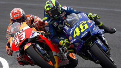 Marc Marquez (kiri) saat berduel dengan Valentino Rossi.