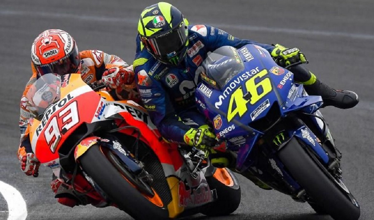 Marc Marquez (kiri) saat berduel dengan Valentino Rossi.