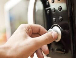 Bahaya Memanaskan Makanan Tertentu di Microwave, Ini Daftarnya