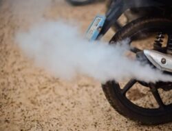 Motor Keluar Asap Putih? Ini 5 Masalah yang Mungkin Terjadi pada Mesin Anda