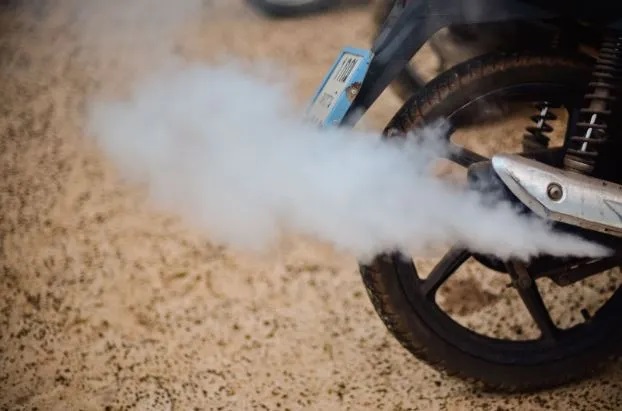 5 Penyebab Knalpot Motor Berasap Putih
