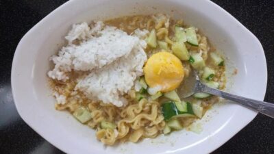 Sering dilakukan, tapi mencampur mi instan dengan nasi ternyata tidak sehat.