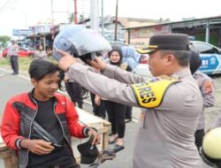 Polres Pasaman Barat Sosialisasikan Keselamatan dengan Helm Gratis