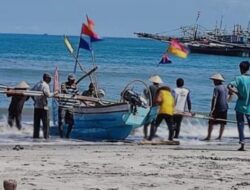 Nelayan Padang Sulit Melaut, Produksi Ikan Merosot