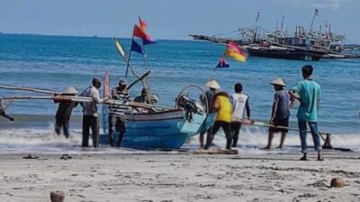 Nelayan Padang Sulit Melaut, Produksi Ikan Merosot