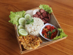 Nikmati Nasi Liwet Sunda dengan Sambal Dadak yang Pedas