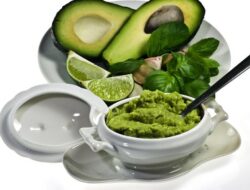 Makan Alpukat Setiap Hari, Menyehatkan atau Berisiko?