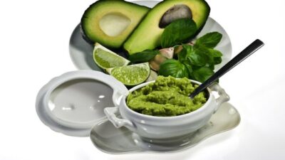 Makan Alpukat Setiap Hari, Menyehatkan atau Berisiko?