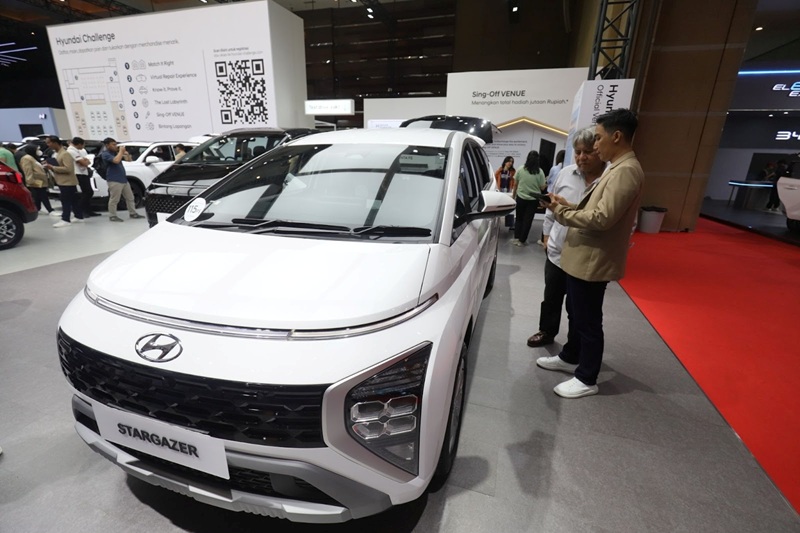 Hyundai STARGAZER, bintang keluarga yang digenapi dengan fitur Hyundai SmartSense yang lebih canggih dan lengkap.