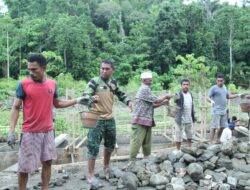 Kekompakan TNI dan Masyarakat Dalam Pembangunan Talud Pada Hari Ke-5 TMMD Kodim 1510/Sula