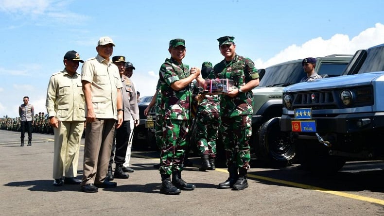 Kemhan menyerahkan kendaraan khusus atau ransus Maung kepada TNI-Polri
