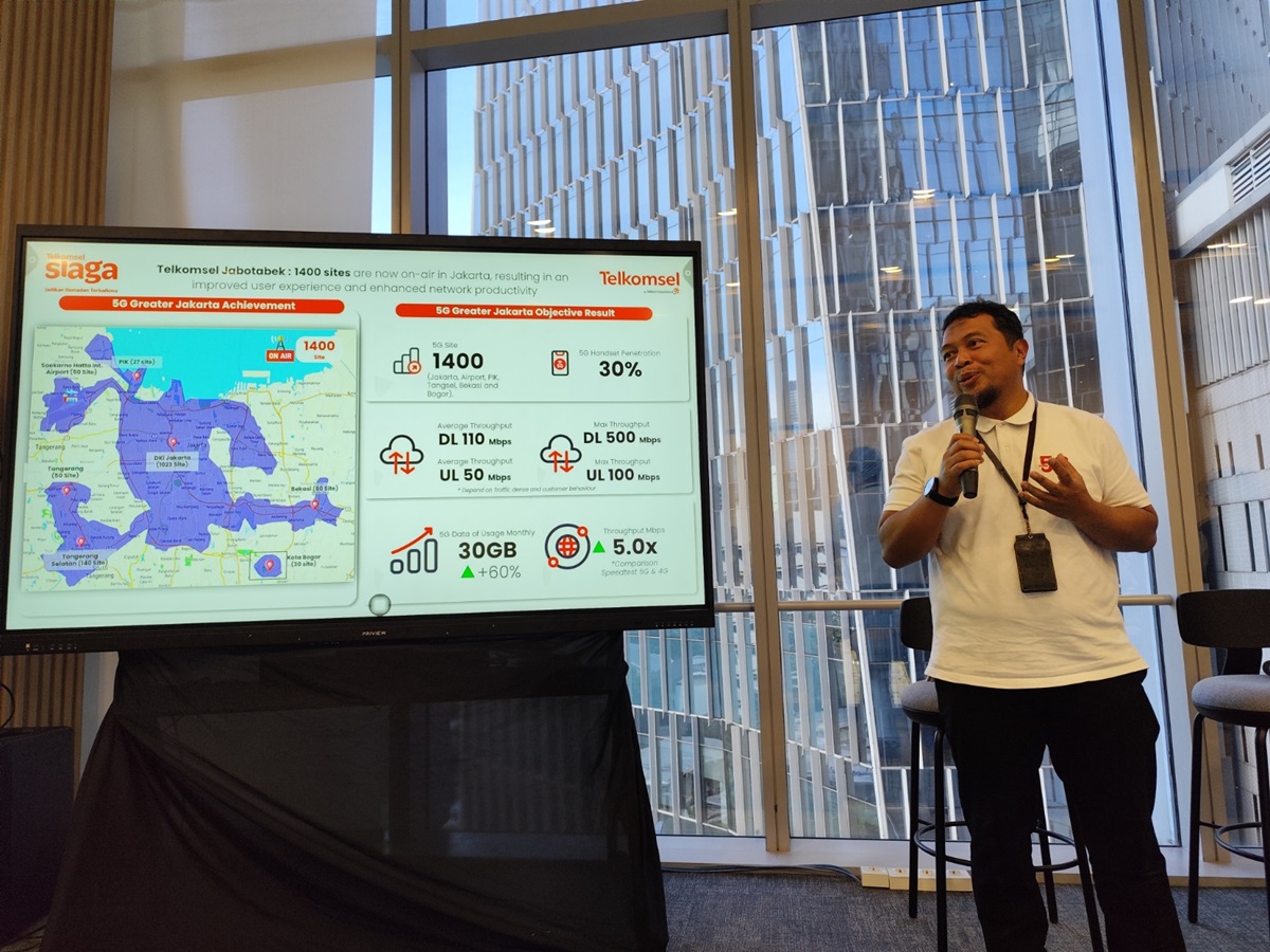 VP Area Network Operations Jabodetabek Jabar Telkomsel, Iswandi memberi penjelasan pada media briefing, 11 Maret 2025.