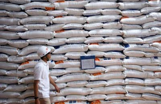 Beras Impor di Gudang Bulog Berkutu