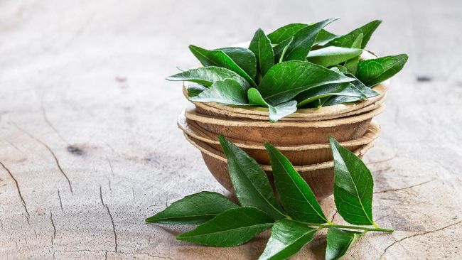 Air rebusan daun salam bisa digunakan untuk mengatasi darah tinggi alias hipertensi.