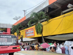Damkar Padang Cegah Kebakaran Meluas di Pasar Raya Blok A