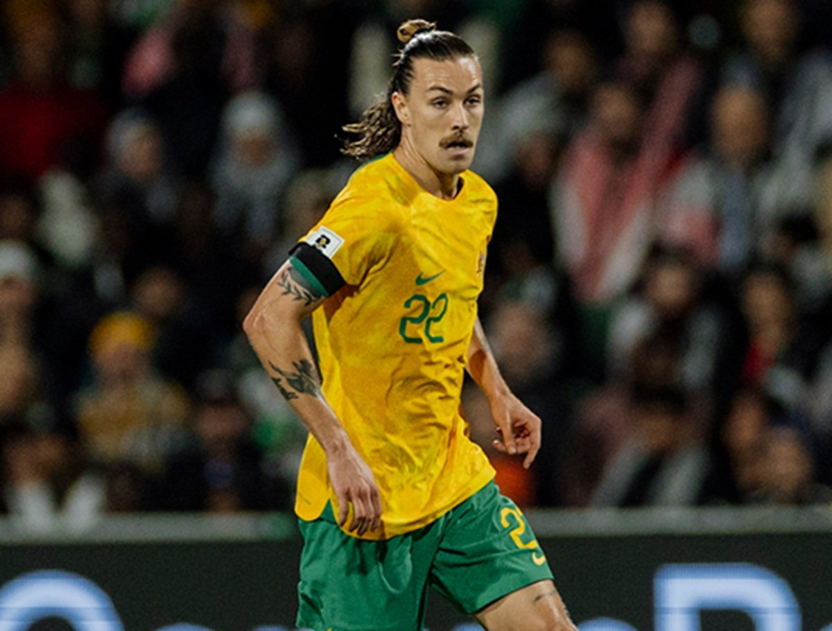 Jackson Irvine kala membela Timnas Australia.