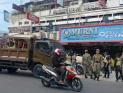 Langgar Aturan, Pedagang Buah di Pasar Raya Ditertibkan
