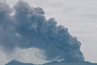 Gunung Dukono di Kabupaten Halmahera Utara, Maluku Utara alami erupsi.