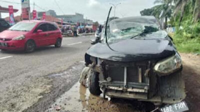 Tiang PJU Roboh Dihantam Minibus di Indramayu, Satu Orang Luka