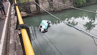 Ambulans Bawa Jenazah Masuk Sungai