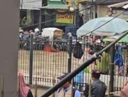 Banjir Belum Surut, Warga Terjebak di Stasiun Bekasi