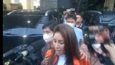 Diam Saat Diperiksa, Nikita Mirzani Resmi Jadi Tersangka Pemerasan