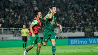 Gelandang Persebaya Surabaya Bruno Moreira (kanan) merayakan golnya ke gawang Persib Bandung di Gelora Bung Tomo, Sabtu (1/3/2025) malam WIB.