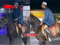 Viral, Pria Berkuda Menuju Masjid untuk Salat Tarawih