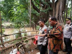 Kapolda Metro Jaya Irjen Pol. Karyoto meninjau langsung lokasi pengungsian warga terdampak banjir akibat luapan Kali Ciliwung di Kecamatan Pancoran, Jakarta Selatan.